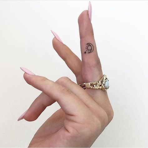 Tattoo Placements, Small Finger Tattoos, Palm Tattoos, Inspiration Tattoos, Japanese Tattoos, Initial Tattoo, Tattoo Girls, Fotografi Vintage, Butterfly Tattoos