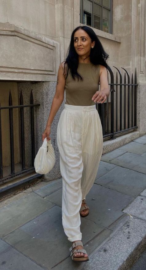 Taupe Birkenstocks Outfit, Khaki Sandals Outfit, Street Style Birkenstock, Taupe Birkenstock Sandals Outfit, Mocha Arizona Birkenstocks Outfits, Birkenstock Sandal Outfits, Khaki Birkenstock Outfit, Suede Birkenstock Outfit, Minimalistic Outfits Summer