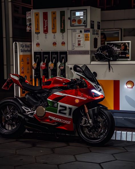 It's a speciale edition from Ducati to honour the great rider Troy Bayliss. Bayliss is a legend in the motorcycle racing world. He is known for his aggressive riding style and his never-give-up attitude. He is also a popular figure among fans for his down-to-earth personality. By mr.duc63 on IG #ducati #panigale #v2 #specialeedition #troybayliss #superbike #motorcycle #gasstation Ducati Panigale V2 Bayliss, Ducati Panigale V4r, Moter Cycle, Ducati Panigale V2, Ducati Motor, Panigale V4, Red Bike, Dream Bike, Ducati Motorcycles