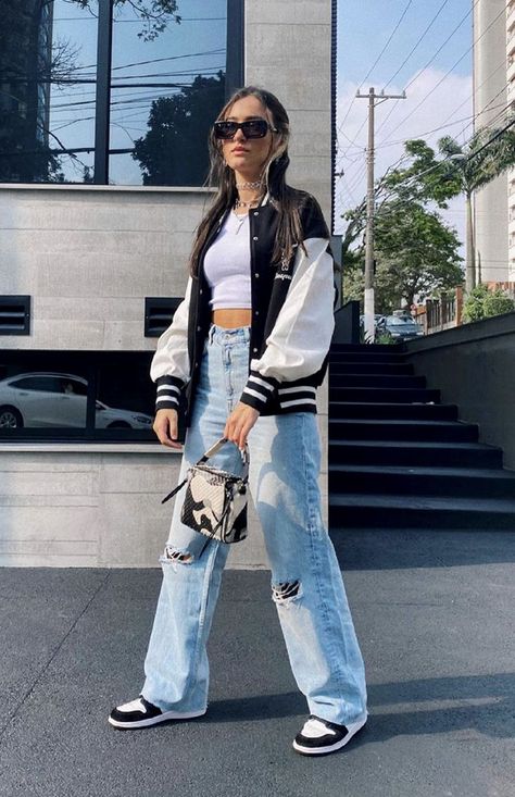 Fall Outfit Ideas Casual, Cropped Jacket Outfit, Jackets Varsity, White Tops Outfit, Wide Leg Outfit, Wide Leg Jeans Outfit, Outfit Ideas Casual, Legs Outfit, Jacket Outfit Women