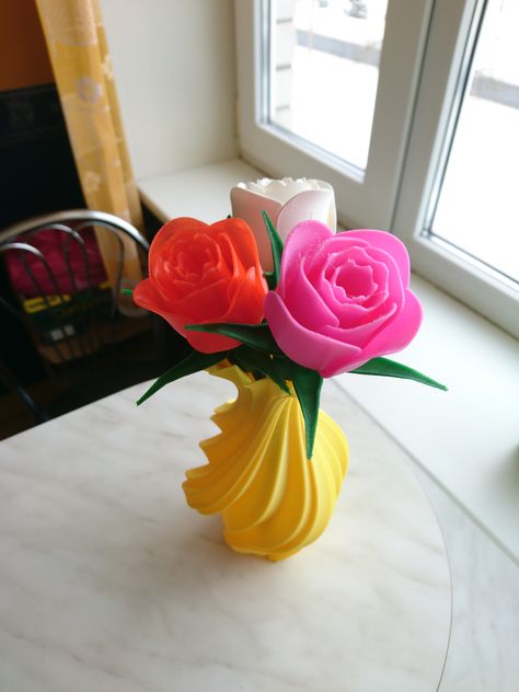 Valentine's day gift idea. 3D Printed vase and roses. Stl files: https://youtu.be/A3h-qUa8eOI 3d Printed Easter Ideas, 3d Printing Flowers, Valentines Day 3d Printing, Valentines 3d Print, 3d Printed Valentines Gift, 3d Printed Flowers, 3d Printed Gifts For Her, 3d Printer Gifts, 3d Printing Gift Ideas