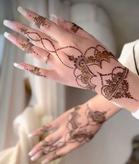 Moroccan Mehendi Designs, Wedding Guest Henna Designs, Simple Hina Designs, Henna Wedding Simple, Henna Nail Design, Henna Designs Aesthetic, Moroccan Henna Designs, Elegant Henna Designs, Simple Bridal Henna