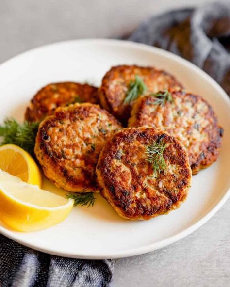 These easy canned salmon patties (aka cakes) are perfect for meal prep or weeknight dinners. Ready in 20 minutes, these heart-healthy patties are gluten-free, dairy-free, low-carb, keto and paleo—everyone is happy! #salmonpatties #easysalmonpatties #ketosalmonpatties #lowcarbsalmonpatties #cannedsalmoncakes | Zestful Kitchen Parmesan Onions, Canned Salmon Cakes, Low Carb Salmon Patties, Easy Salmon Cakes, Canned Salmon Patties, Paleo Salmon Cakes, Salmon Fish Cakes, Low Carb Salmon, Salmon Cakes Recipe