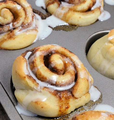 Cinnamon Rolls In Muffin Tin, Brunch Themes, Biscuit Cinnamon Rolls, Quick Muffins, Mini Cinnamon Rolls, Cookies Fruit, Pillsbury Cinnamon Rolls, Cinnabon Cinnamon Rolls, Cinnamon Roll Muffins