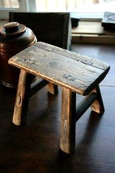 vintage milking stool Wooden Stool Designs, Milk Stool, Rustic Stools, Milking Stool, Into The Wood, Wooden Stool, Primitive Furniture, Furniture Antique, Log Furniture