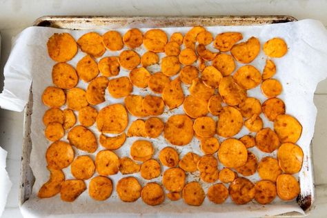 Freeze Dried Sweet Potato Chips Seasonal Homestead, Harvest Right Freeze Dryer, Best Freeze Dried Food, Veggie Straws, Sweet Potato Slices, Emergency Food Storage, Dried Potatoes, Homemade Pumpkin Puree, Sweet Potato Chips