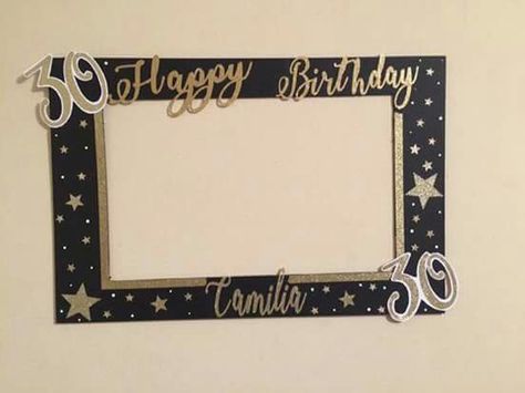 Photo frame Selfie Photo Frame Diy, Diy Photo Booth Birthday, Photo Booth Frame Ideas, Cadre Photo Booth, Diy Fotokabine, Best Friend Birthday Present, 18th Birthday Party Themes, 75th Birthday Parties, 50th Birthday Party Decorations