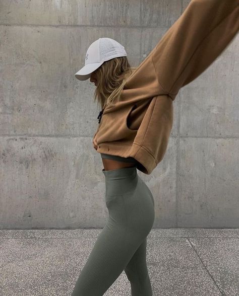 Krismartn on LTK | Fall Activewear Workout Sets Inspo Ideas Fitness Aesthetic Casual Outfit Aesthetic, Sport Street Style, Summer Workout Outfits, Modele Fitness, Gymwear Outfits, Gym Crush, Fits Aesthetic, Cute Gym Outfits, Fall Fit