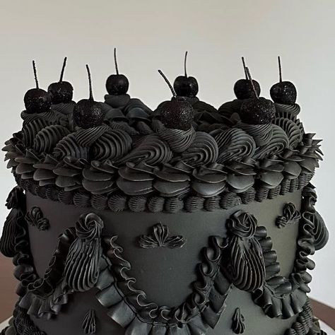 Black Thirty Birthday Cake, Black Lace Cake, Black Cake Photoshoot, Black Pastries, Black Frosting Cake, Halloween Vintage Cake, Vintage Cake Design Birthdays, Black Floral Cake, Vintage Halloween Cake