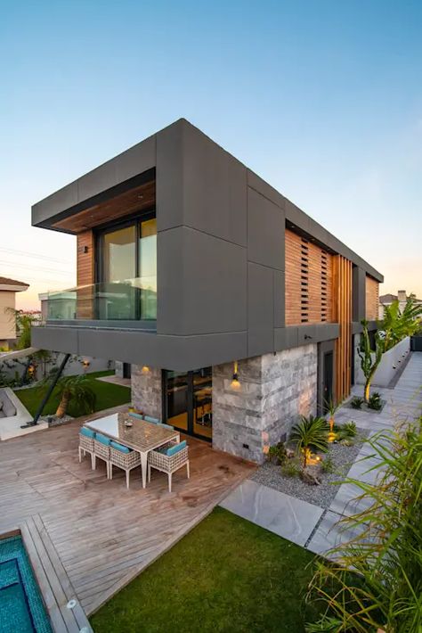 Shape Grammar, Villa Facade Design, Exterior Design Architecture, Farm Villa, Unique House Design, Unique Houses, Home Design Living Room, Building Exterior, Facade Design