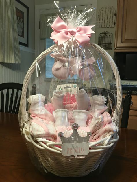 Diy Baby Shower Gifts For Girls Ideas, Baby Shower Gifts For Girls Diy, Baby Baskets Gift Ideas, Baby Girl Gift Ideas Baskets, How To Make A Baby Shower Gift Basket, Baby Shower Gift Basket For Girls Diy, Baby Basket Gift Ideas Girl, Baby Shower Gift Basket Girl, Baby Shower Gift Ideas For Girls Diy