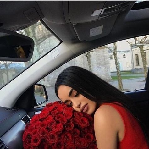 Rich Girl Lifestyle, 90's Fashion, Luxe Life, Luxury Flowers, Rich Girl, Birthday Photoshoot, Girl Birthday, Red Roses, Photography Poses