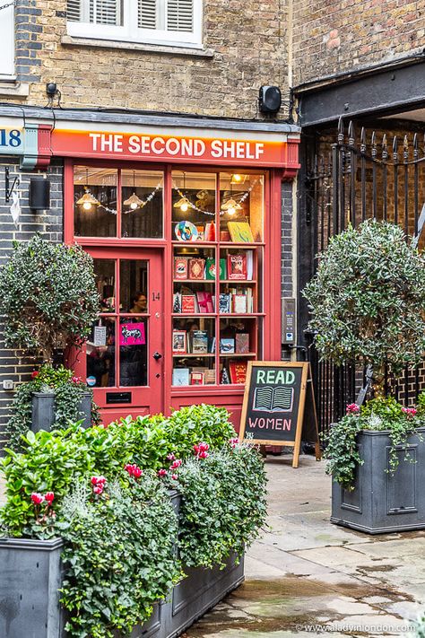 This bookshop in Soho is a great London hidden gem. This guide to secret places in London will show you everything from a secret garden in London to London mews houses. It has some of the best London secret places. #london #secret #bookshop #soho Dream Workplace, London Bookstore, Secret Places In London, Bookshop Café, London Cafe, Bookstore Cafe, London Dreams, Walks In London, London Aesthetic