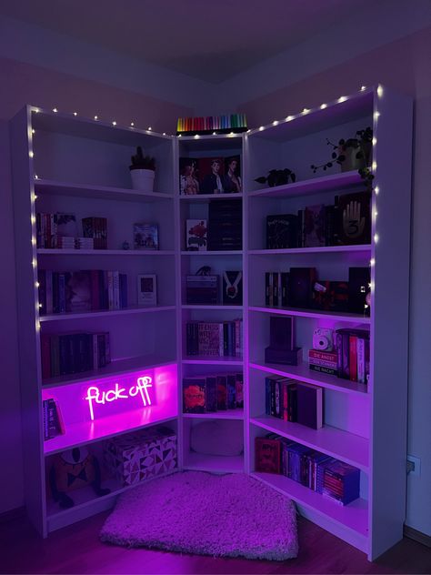 Light Up Bookshelf, Corner Bookshelf Aesthetic, Purple Bookcase, Cozy Home Library Aesthetic, Bookshelf Aesthetic Bedroom, Led Bookshelf, Purple Bookshelf, Aesthetic Bookshelf Ideas, Book Shelves Aesthetic