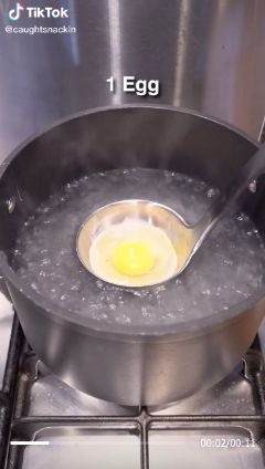 I've Learned A New (And Much Easier) Way To Poach Eggs How To Make Poached Eggs In Water, How To Cook Poached Eggs, How To Make Poche Eggs, Pouch Eggs How To Make, How To Poach Eggs, Perfect Poached Eggs How To Make, Easy Poached Eggs Simple, How To Poach An Egg Easy, How To Make Poached Eggs