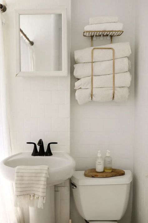 Maximize your bathroom space with these clever over-the-toilet storage ideas! Perfect for keeping towels and essentials neatly organized. Discover more space-saving solutions on our blog. Click to read! #GoTinySpace #OverToiletIdeas Simple Apartment Bathroom Ideas, Over The Toilet Storage Ideas, Toilet Storage Ideas, Aesthetic Bathroom Decor, Small Apartment Hacks, Tiny Bathroom Storage, Over Toilet Storage, Over The Toilet Storage, Bathroom Towel Storage