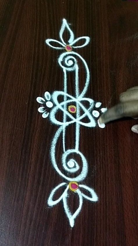 Muggu Side Designs, Mugulu Simple, Side Muggulu Designs, Simple Rangoli Designs, Pattern Design Drawing, Easy Rangoli Designs Videos, Border Rangoli, Very Easy Rangoli Designs, Rangoli Designs Photos