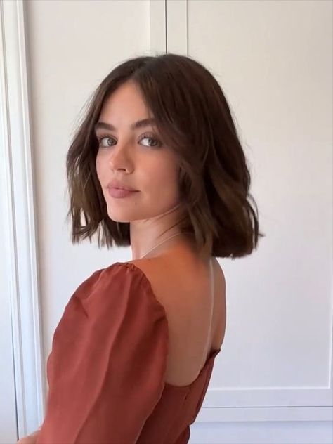 London Bob Haircut, Supermodel Bob Haircut, Short Hair With Movement, Short Hair Inspo For Round Faces, Hailey Bob Hair, Bob With Movement, Brunette Bob Round Face, Old Money Bob Brunette, Natural 90s Bob