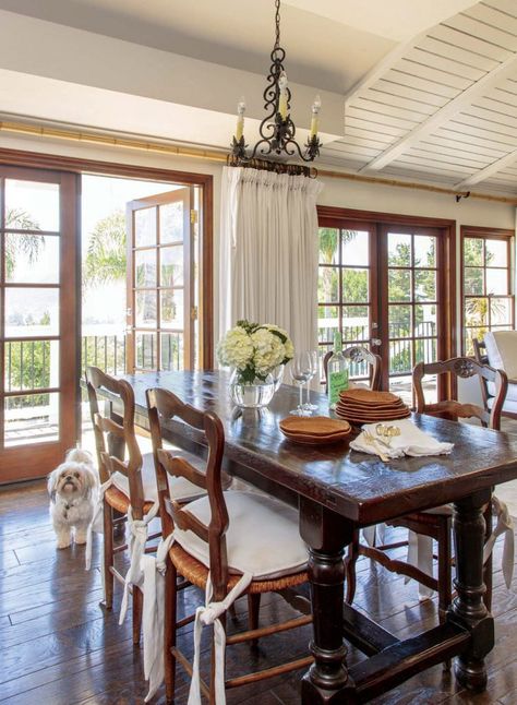 British Colonial Kitchen, British Colonial Dining Room, British Colonial Dining, Cottage Colonial, Modern British Colonial, British Colonial Interiors, Tropical British Colonial, Colonial Dining Room, Colonial Cottage