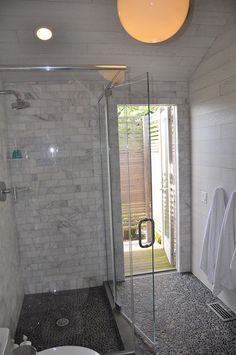 Bathroom With Outdoor Access, Small Outdoor Bathroom, Poolhouse Bathrooms, Pool Bathroom Ideas, Pool Entrance, Outdoor Pool House, Bath Outside, Pool House Bathroom, Indoor Outdoor Bathroom