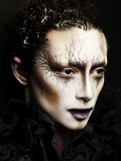 Theatrical look, sunken cheeks, effect around eyes and on forehead - Madame Zolbo Dark Angel Costume, Ghost Makeup, Make Up Diy, Theatre Makeup, Creepy Halloween Makeup, Witch Makeup, Halloween Makeup Scary, Glamorous Makeup, Fx Makeup