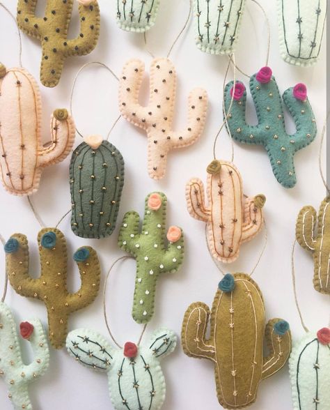 Felt Cactus, Christmas Stockings Diy, Pola Amigurumi, Navidad Diy, Felt Decorations, Felt Christmas Ornaments, Best Diy, Different Kinds, Felt Diy