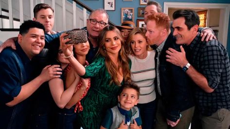 The Ultimate Modern Family Trivia Quiz - Hollywoodmash Mike Ross Suits, Tv Show Quizzes, Family Quiz, Phil Dunphy, Movie Search, Linda Gray, Taboo Topics, The Modern Family, Sibling Relationships