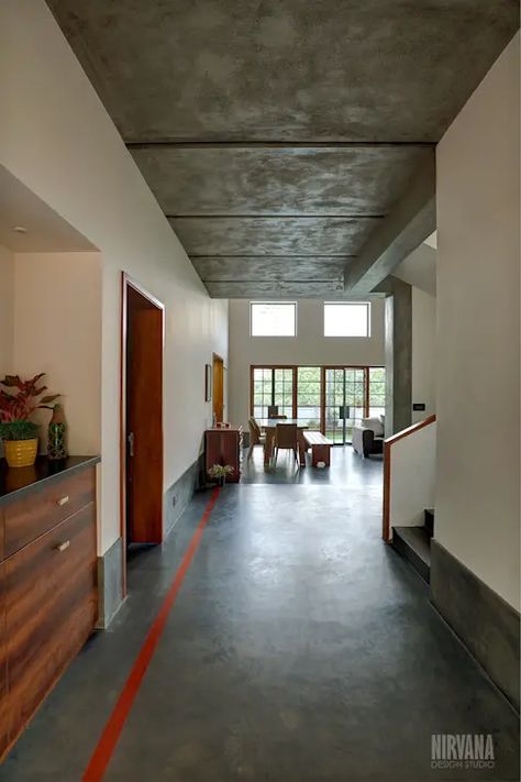 Advantages of using cement flooring: tips and ideas Oxide Flooring Ideas, Oxide Flooring, Low Floor Bed, Green Shutters, Cheap Flooring, Tropical Home, Internal Design, Cement Floor, Indian Homes