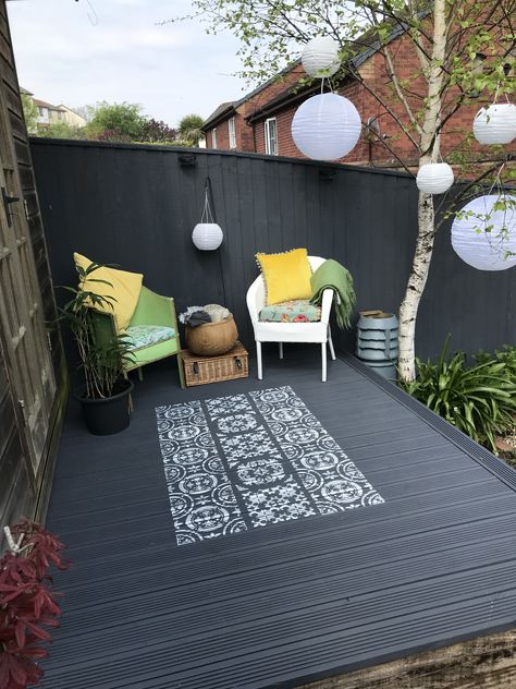 Decking Garden, Deck Rug, Tiny Backyard, Patio Rug, Rug Ideas, Patio Designs, Deck Garden, Garden Stuff, Backyard Patio Designs