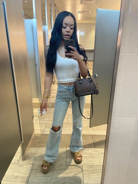 Airport Outfit Sandals, Off White Slides Outfit, Louis Vuitton Slides Outfit, Gucci Platforms Outfit, Lv Sandals Outfit, Outfit With Gucci Slides, Gucci Platform Sandals Outfit Ideas, Gucci Platform Outfit, Louis Vuitton Purse Outfits