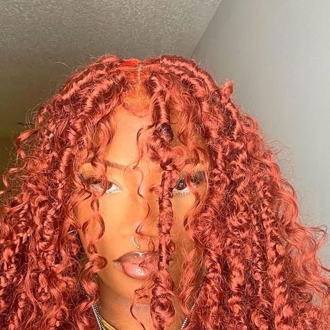 Eden Reid on Instagram: "eat up 🍽️👩🏽‍🦰🪐🔥🌟 hair tutorial coming soon 🫶🏾✨ • • • #explorepage✨ #viral #protectivehairstyles #fauxlocs #fauxlocsatl #goddesslocs #passiontwists #trendy #protectivestyles #fauxlocsnbeautiful #distressedlocs #locs #locs4life #love #copperhair" Ginger Faux Locs On Dark Skin, Ginger Hair Black Women Faux Locs, Copper Soft Locs, Princess Locs, Ginger Boho Locs, Copper Faux Locs, Copper Goddess Locs, Ginger Loc Extensions, Ginger Faux Locs Black Women