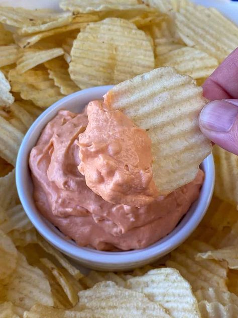 Wavy potato chip with orange dip Dip Recipes Cream Cheese, Potato Chip Dip Recipes, Potato Chip Dip, Recipes Cream Cheese, Chip Dip Recipe, Easy Chip Dip, Best Chip Dip, Best Potato Chips, Dip For Potato Chips