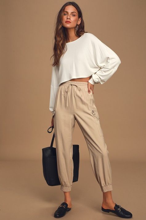 How To Wear Joggers (Without Looking Sloppy) | Fit Mommy In Heels Joggers Outfit Women, How To Wear Joggers, Drawstring Pants Outfit, Jogger Pants Outfit, Beige Cargo, Look Zara, Pants Jogger, Quoi Porter, Drawstring Detail