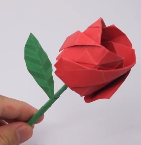 10 Easy Origami Projects, including lots of flowers for mom   #FLVS #paper #MothersDay #mom Valentines Origami, Paper Flowers Diy Easy, Geometric Origami, Paper Sunflowers, Origami Rose, Easy Paper Flowers, Paper Flowers Craft, Paper Flower Wall, Origami Crafts Diy