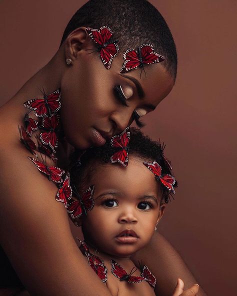 The Baby Collective Mag on Instagram: “I’m not just a mother, I’m a protector. #Repost @jeremiah_drummond ・・・ You’ll always be PROTECTED in my arms...🤎🦋 Model: @bald_beautii…” Mother Daughter Photography Poses, Mommy Daughter Photography, Mommy And Me Session, Mommy Daughter Photoshoot, Mother Daughter Poses, Daughter Photo Ideas, Photoshoot Outfit Ideas, Daughter Photoshoot, Mother Daughter Photoshoot