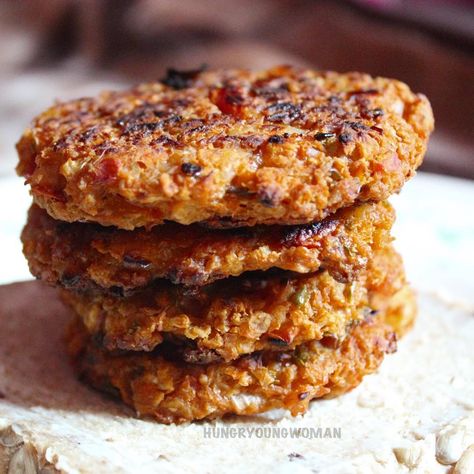 Homemade Burger Recipe: Baked Oat Burgers - hungryoungwoman Oat Burger Recipe, Oatmeal Meatballs, Oat Burgers, Vege Burgers, Veggie Loaf, Veggie Meat, Veggie Sandwiches, Homemade Burger Recipe, Super Recipes