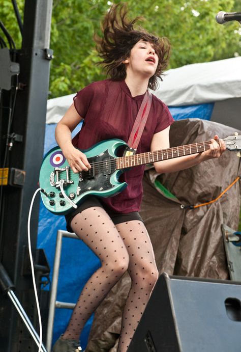 carrie Sleater Kinney, Woman With Guitar, Riot Grrl Fashion, Woman Bassist, Female Guitarists, Riot Grrrl Fashion, Girl Guitarist, Girl Playing Guitar, Kim Deal