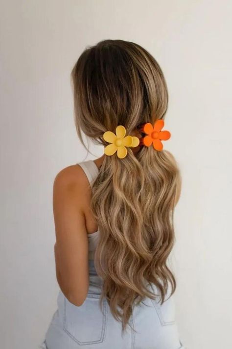 Flower Clips Pigtails Half Pony Hairstyles, Claw Clip Hairstyles, Pony Hairstyles, Braided Hairdo, Easy Hairdos, Twist Ponytail, Bow Hairstyle, Pigtail Hairstyles, Clip Hairstyles