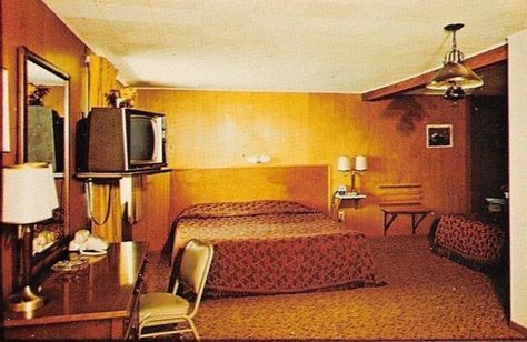 A Look Inside Hotel & Motel Rooms of the 1950s-70s - Flashbak Motor Lodge, Motel Room, Executive Suites, Vintage Hotels, Casa Vintage, Retro Interior, Hotel Motel, Double Room, How Old