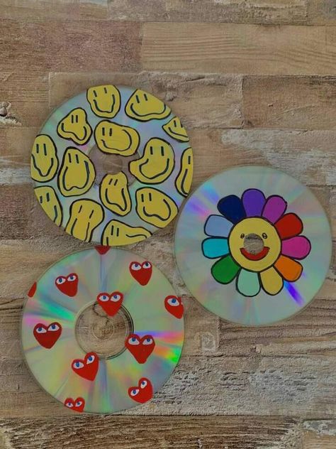 Cd Room Decor, Painted Cds, Vinyl Record Art Ideas, Cd Wall Art, Record Wall Art, Vinyl Art Paint, Cd Aesthetic, Cd Wall, Indie Decor