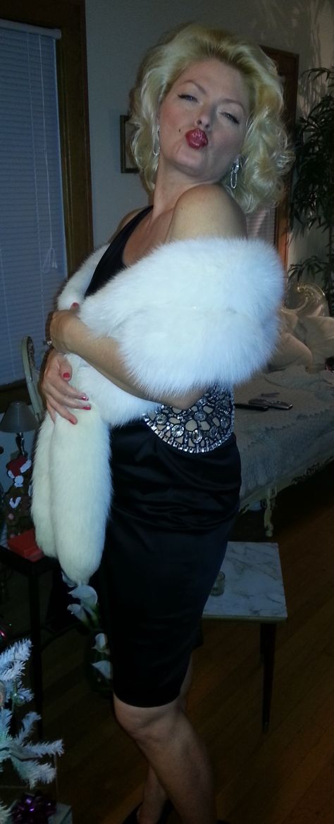 Breathtakingly beautiful in classy white fox stole Fox Stole, Women With Short Hair, Fur Wrap, White Fox, Come And See, Fox Fur, Ladies Fashion, True Beauty, Fur Coat