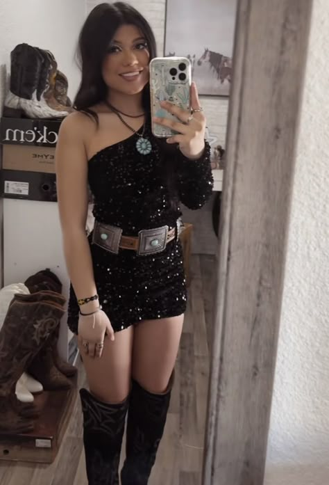 Baile Outfits Jaripeo Summer, Latina Cowgirl Outfits Vestidos, Vaquera Dress Outfit, Winter Jaripeo Outfits, Vaquera Dress, Quince Outfit Ideas, Latina Cowgirl Outfits, Baile Outfits Jaripeo, Quince Fits