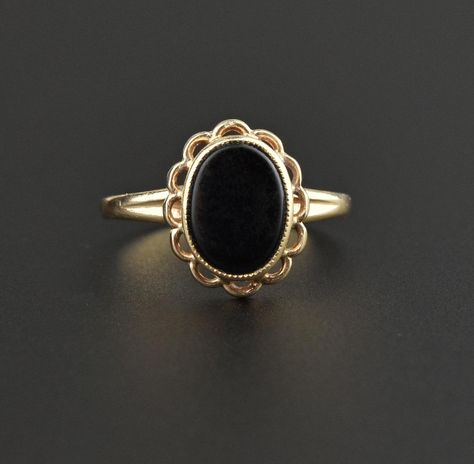 Ladies Gold Rings, Vintage Onyx Ring, Antique Jewellery Online, Vintage Jewelry Antique, Engagement Ring Inspiration, Black Onyx Ring, Deco Jewelry, Onyx Ring, Beaded Bracelets Diy