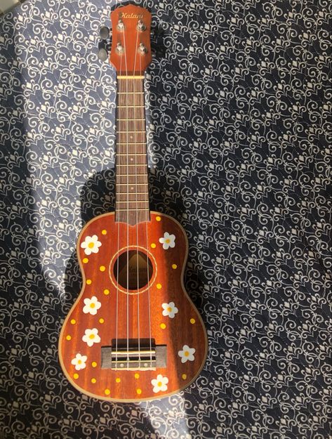 Painting On Ukulele, Painted Ukulele Aesthetic, Decorated Ukulele, Ukulele Painting Ideas, Painting Ukulele, Ukelele Painted, Cute Ukulele, Ukulele Painting, Arte Do Ukulele