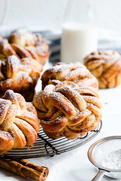 Cinnamon Sugar Knots, Christmas Cinnamon Buns, Sweet Brioche Buns, Cinnamon Twist Bread, Cinnamon Twists Recipe, Cinnamon Bun Recipe, Baking Buns, Cinnamon Twists, Anna Banana