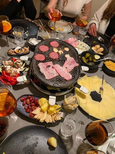 Raclette Aesthetic, Table Raclette, Raclette Night, Raclette Ideas, Friends Dinner Party, Raclette Dinner Party, Dinner Party Buffet, Raclette Recipes, Raclette Party