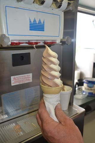 How To Buy The Right Soft Serve Machine For Your Ice Cream Shop: Machine Options You Should Consider Soft Serve Ice Cream Recipes, Soft Serve Machine, Soft Serve Ice Cream Machine, Ice Cream Recipes Machine, Hard Candy Molds, Ice Cream Business, Ice Cream Stand, Ice Cream Maker Recipes, Serve Ice Cream