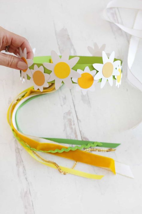 Kids Paper Daisy Crown (With Free Template) - Paper Flower Crown, Daisy Crown, Diy Flower Crown, Paper Daisy, Crown Crafts, Daisy Art, Summer Craft, Paper Crowns, Paper Chains