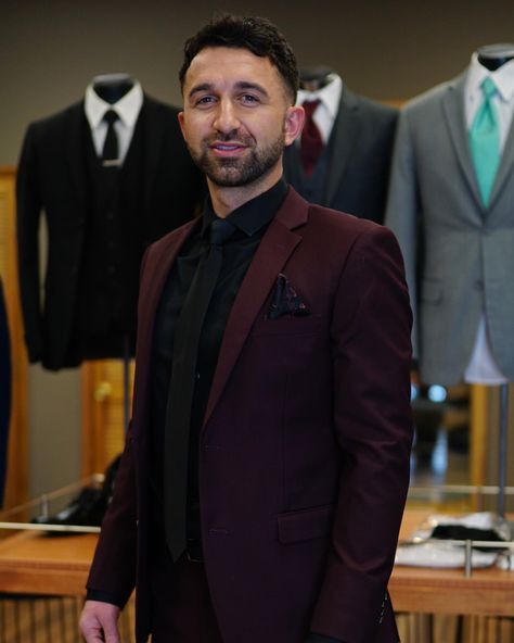 Want a genuinely sophisticated and daring style? Wear your burgundy suit with a black shirt.  The black and the dark red colors complement each other amazingly well. They bring out the deep hues in each other and hit a perfect balance of tone. A black-tie is top-notch if you are looking to dress up your black shirt and burgundy or maroon suit.
Whether you opt for a necktie or a bow tie, there is nothing suaver than a black tie on a black shirt. It is one of the sleekest styles out there. Maroon Suit With Black Shirt, Dark Maroon Suit Men, Marron And Black Suit, Burgundy Suit With Black Shirt, All Black Suit Burgundy Tie, Burgundy Suit Black Shirt, Black Suit Dark Red Tie, Black Suit Maroon Shirt, Black Suit Maroon Tie