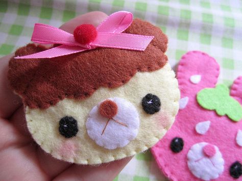 Cupcake kawaii bear brooch! by ♥ KawaiiCloud ♥, via Flickr Kawaii Brooch, Felt Plushie, Kawaii Bear, Soft Pink Theme, Handmade Plushies, Cute Sewing Projects, All Things Cute, Cute Diys, Cute Little Things